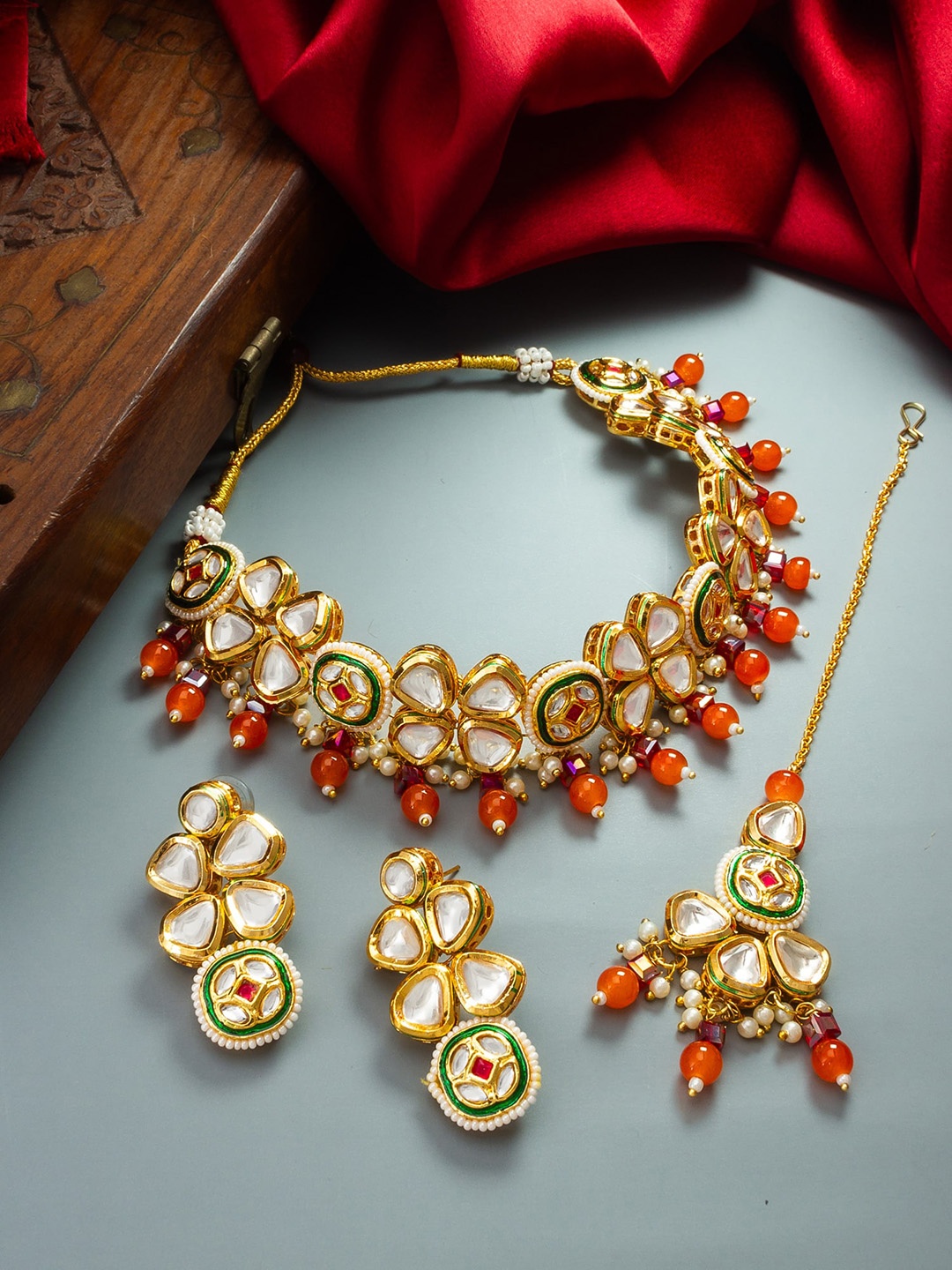 

aadita Gold-Plated Kundan-Studded & Beaded Jewellery Set