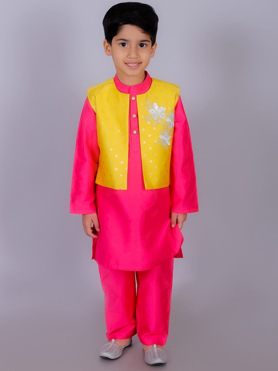 

LIL DRAMA Boys Embroidered Regular Kurta with Pyjamas and Jacket set, Pink