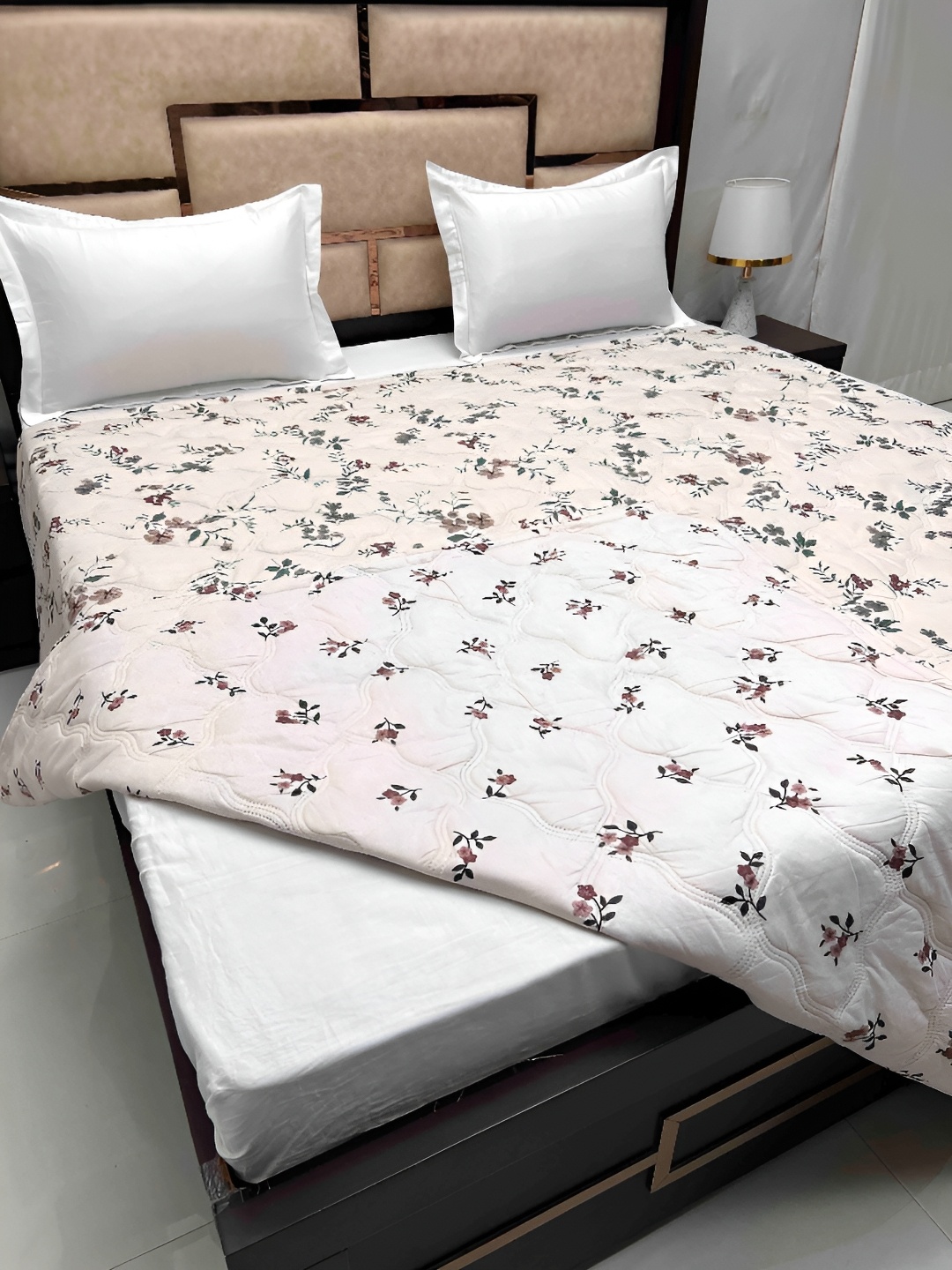 

Pure Decor Cream-Coloured & Green Floral AC Room Double Bed Comforter