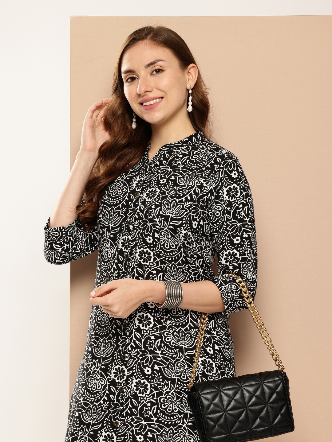 

AMUKTI Floral Printed Mandarin Collar Roll-Up Sleeves Kurta, Black