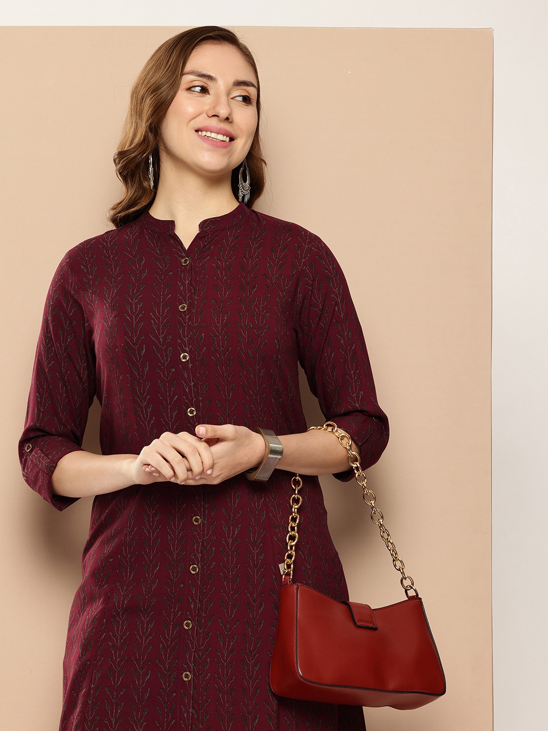 

AMUKTI Floral Printed Mandarin Collar Roll-Up Sleeves Kurta, Maroon