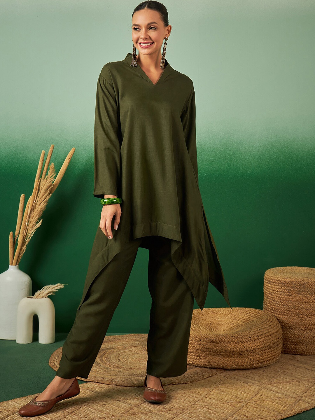 

Sangria Shawl Neck Asymmetric Kurta With Trousers, Green