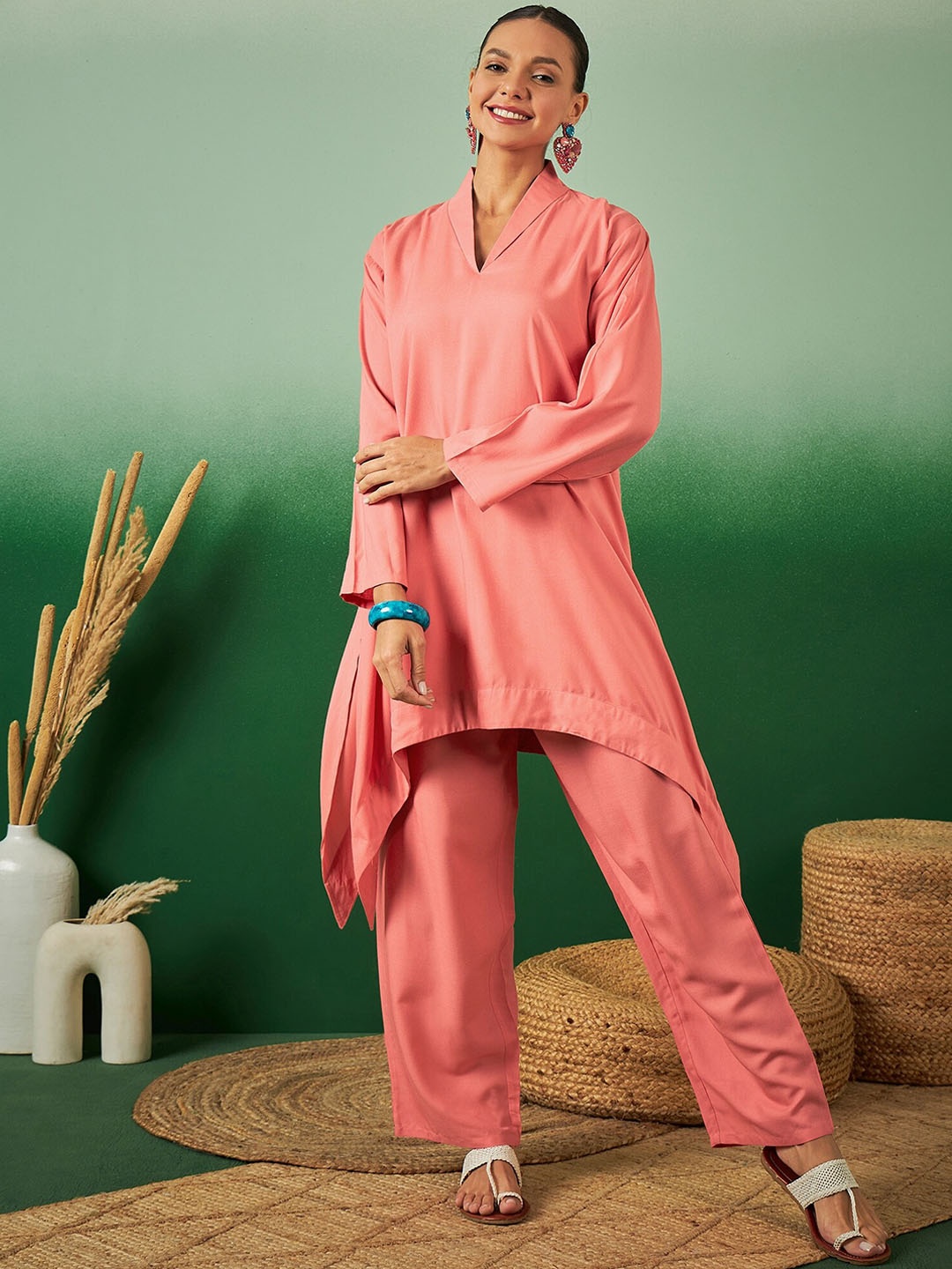 

Sangria Shawl Neck Asymmetric Kurta With Trousers, Peach