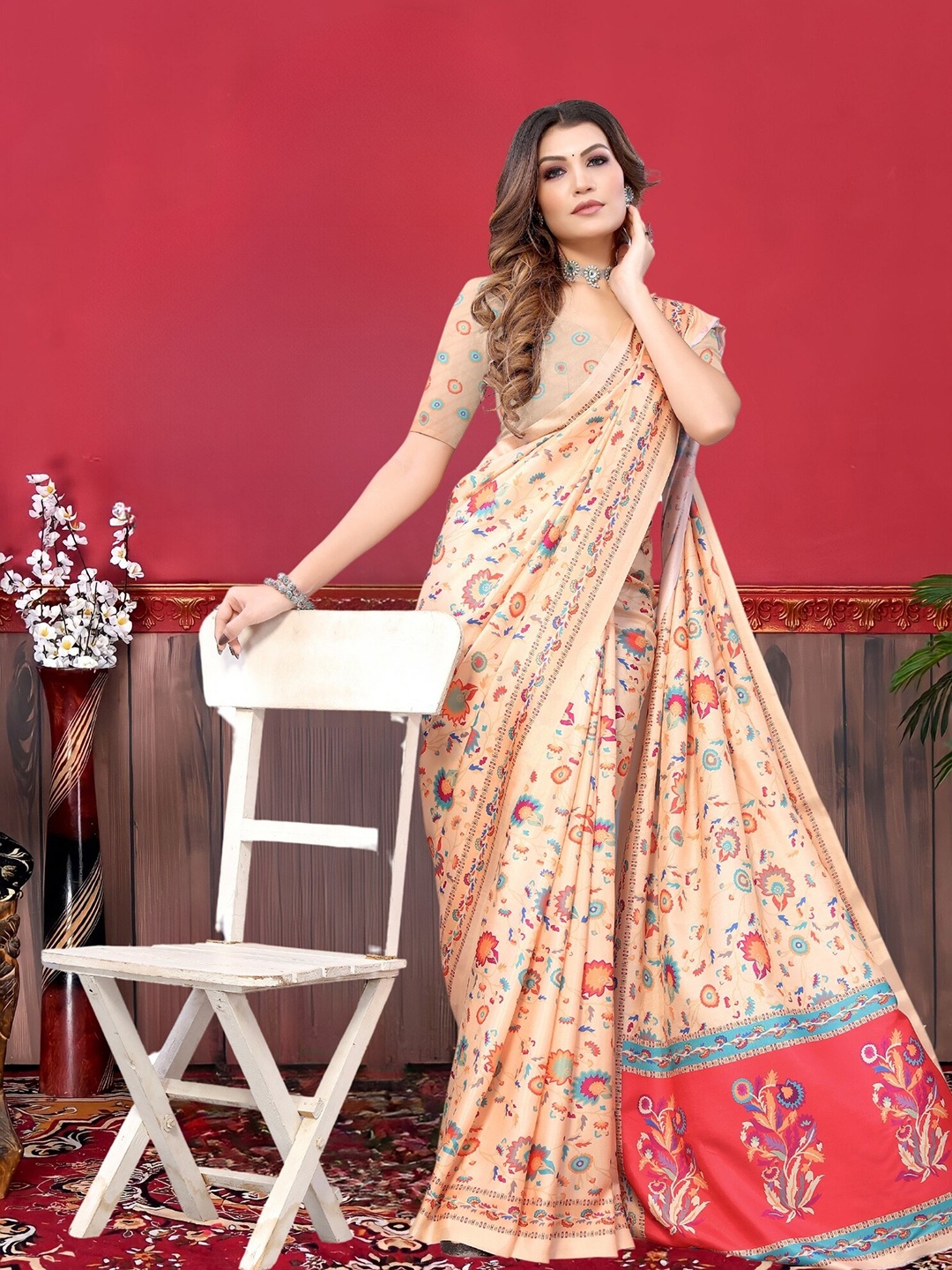 

MAGMINA Floral Printed Saree, Cream