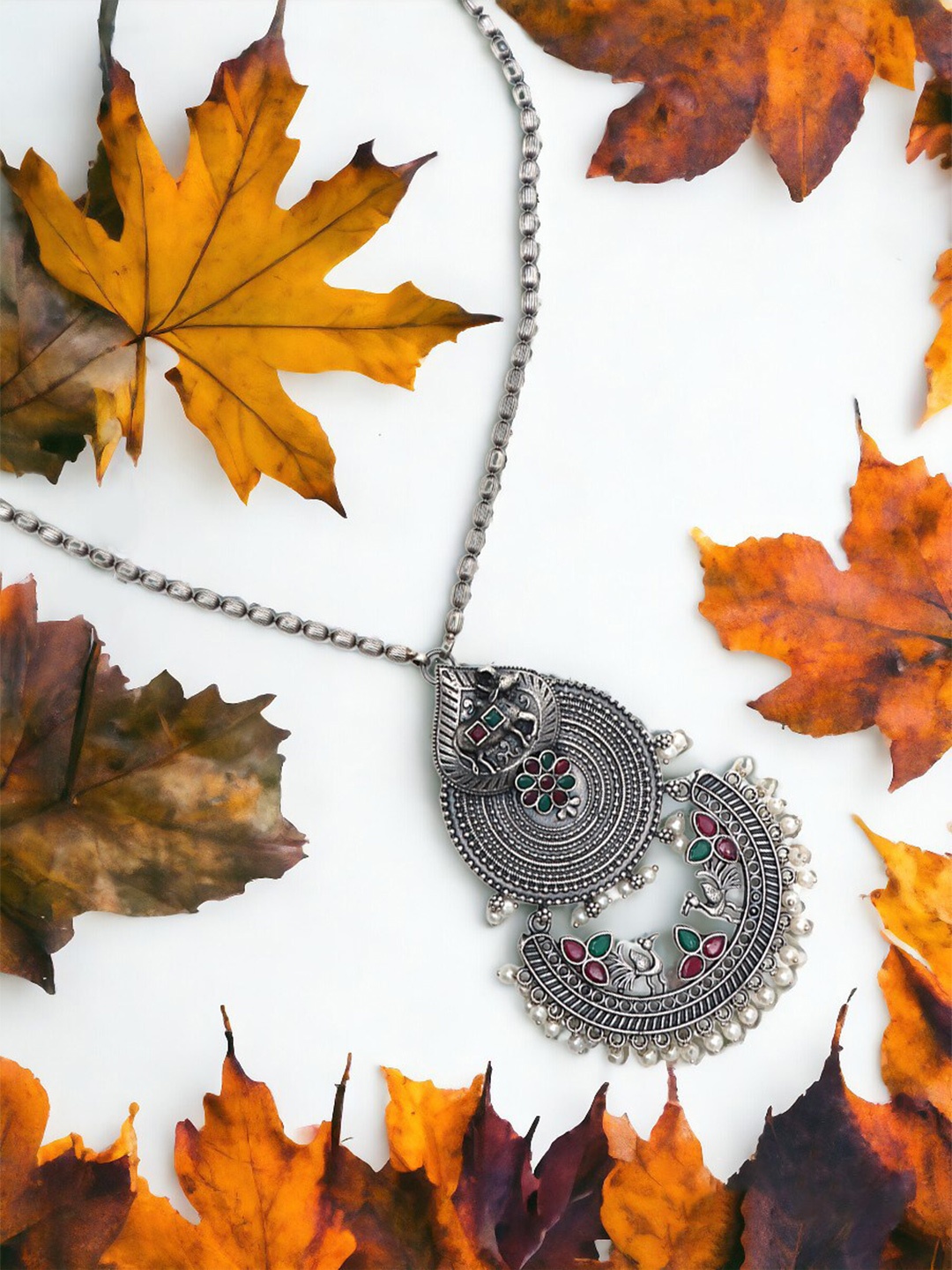 

Ozanoo Silver Plated Artificial Stones Necklace