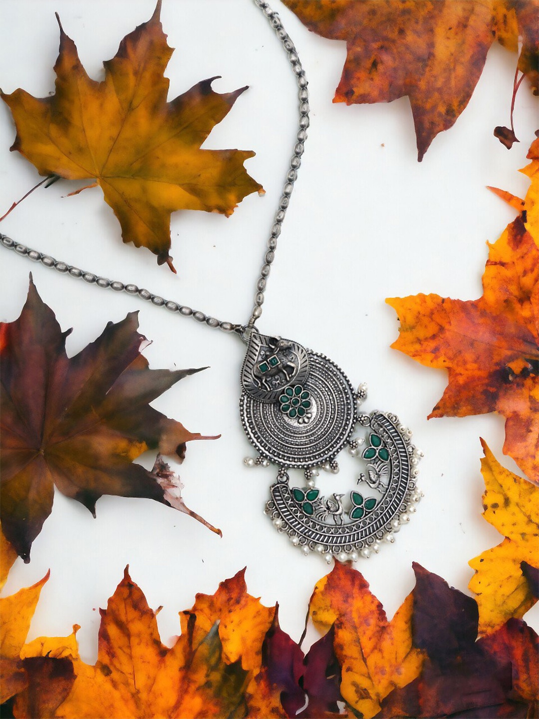 

Ozanoo Silver Plated Artificial Stones Necklace