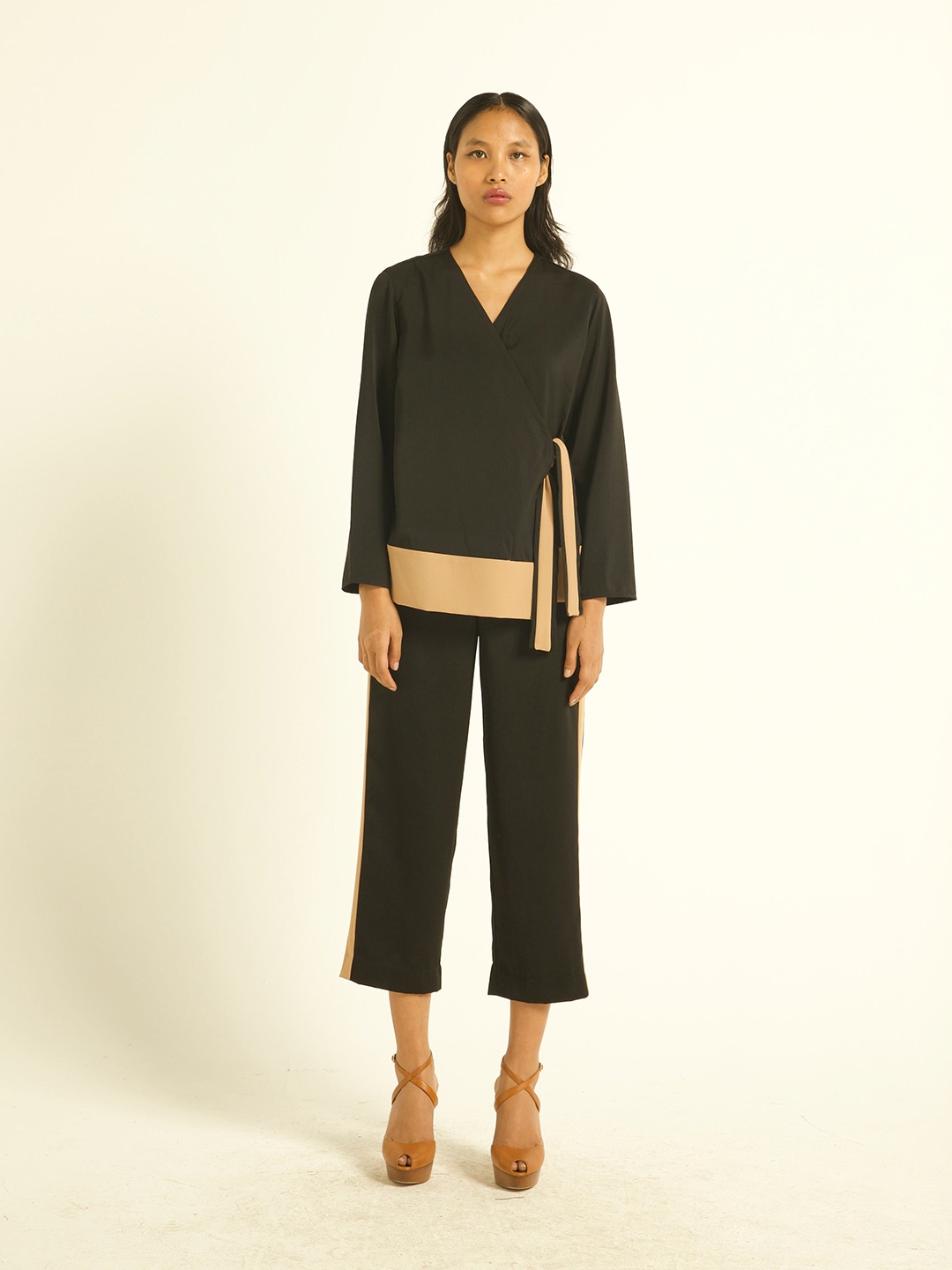 

Dash and Dot Colourblocked V-Neck Long Sleeves Top With Flared Trousers, Black