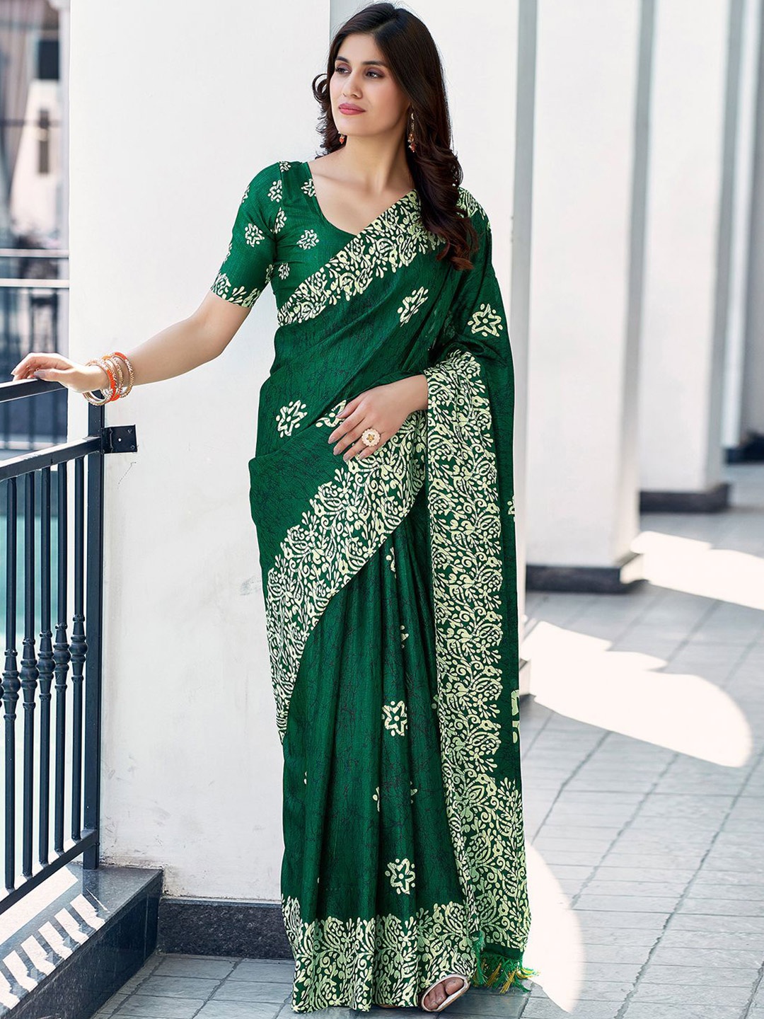 

KALINI Floral Printed Saree, Green