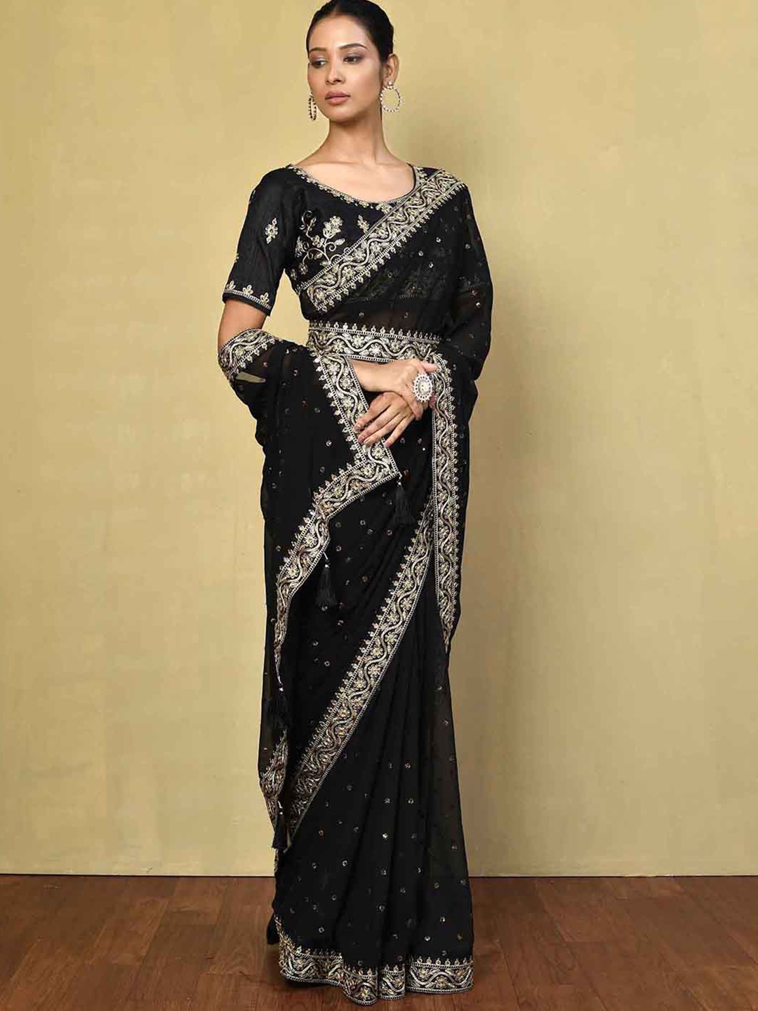 

Satrani Floral Sequinned Belted Maheshwari Saree with Tassels, Black