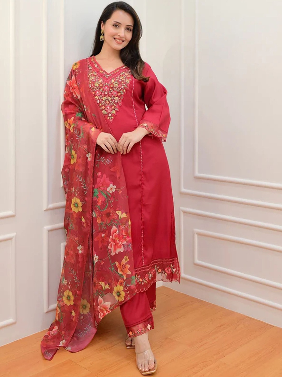 

NIZA FASHION V-Neck Floral Embroidered Regular Thread Work Kurta Set, Red
