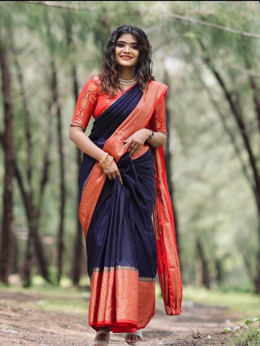 

KALINI Zari Kanjeevaram Saree, Navy blue