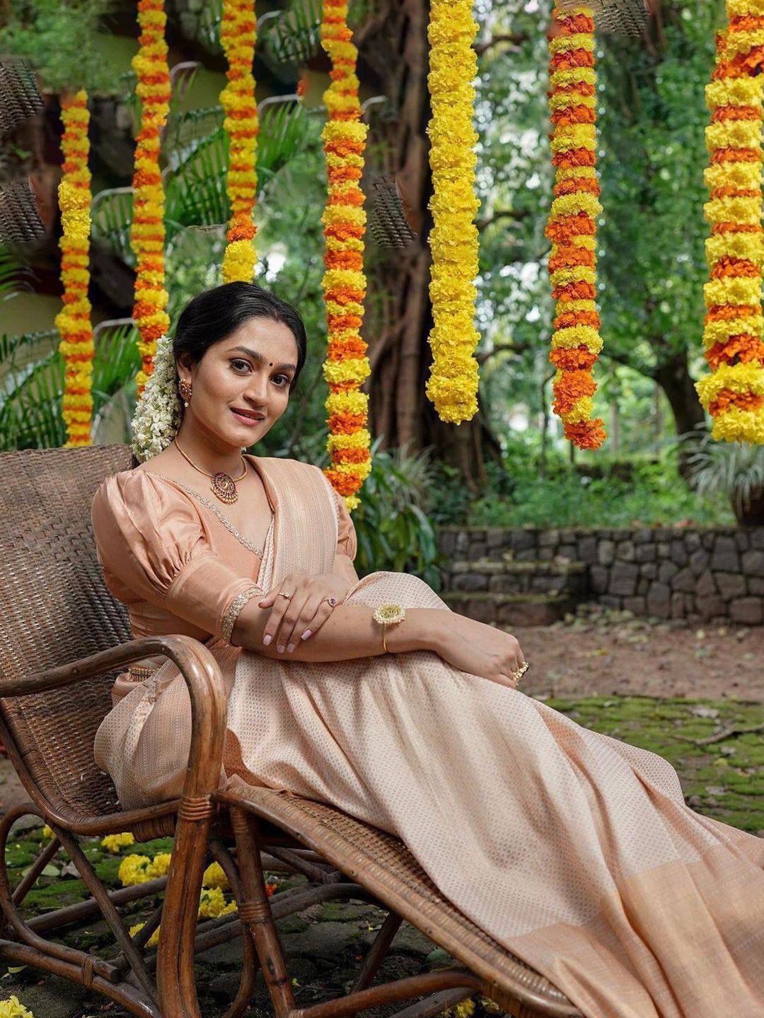 

KALINI Woven Design Zari Silk Blend Banarasi Saree, Cream