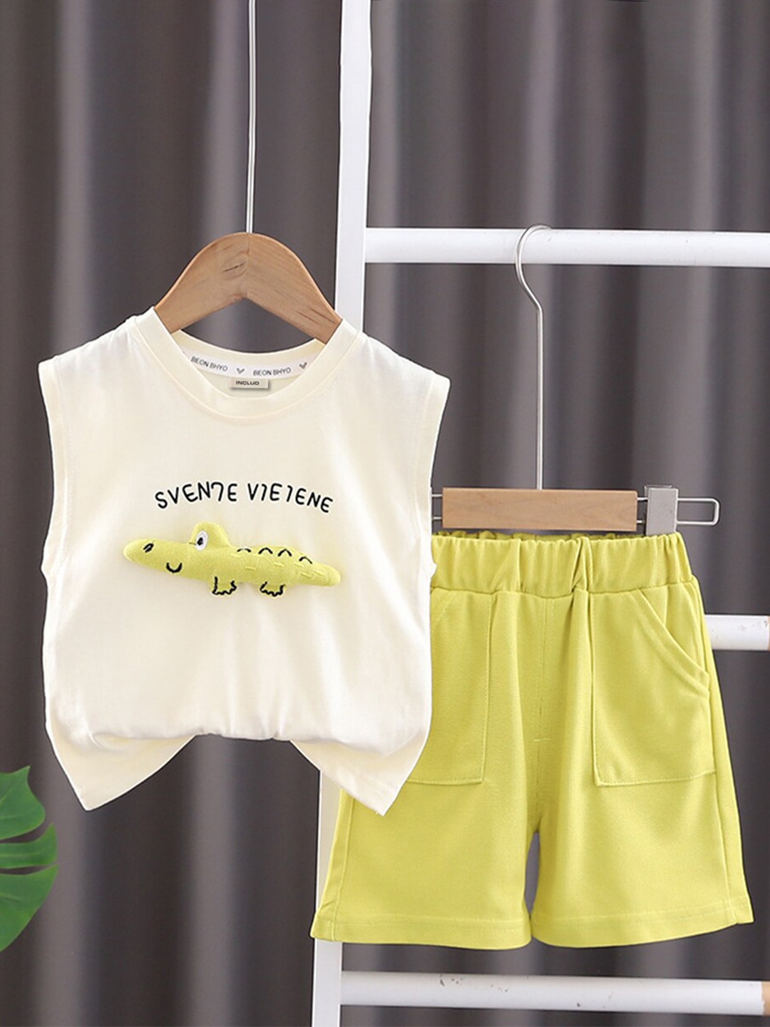 

INCLUD Boys Printed Applique Detail T-shirt with Shorts, White