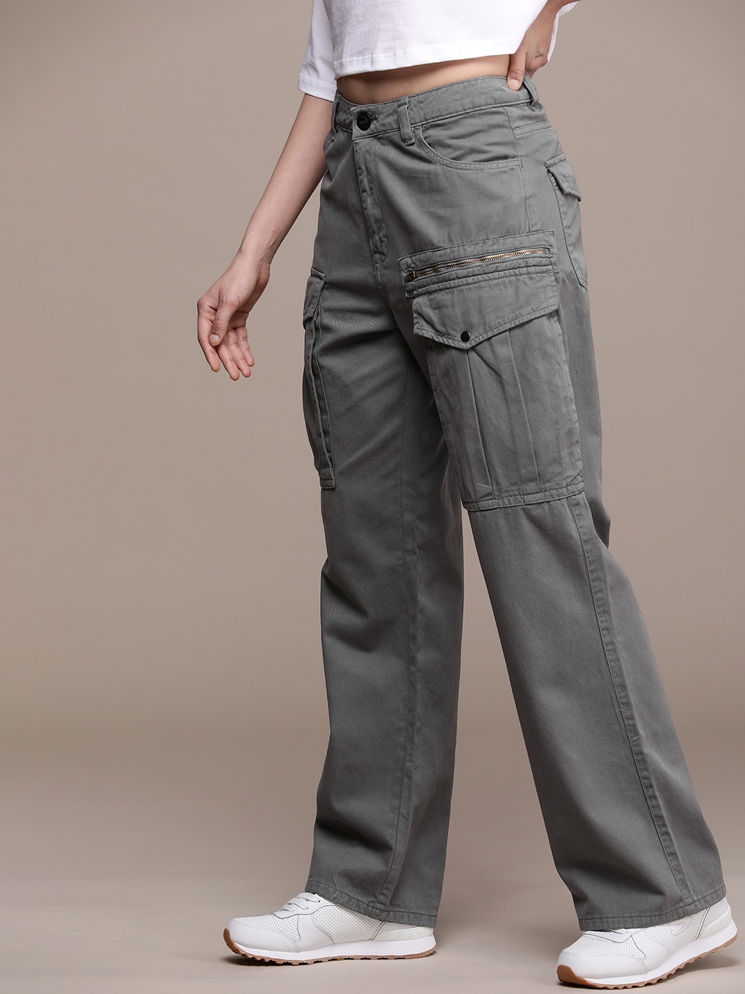 

Roadster Women Straight Fit Solid Cargos Trousers, Grey