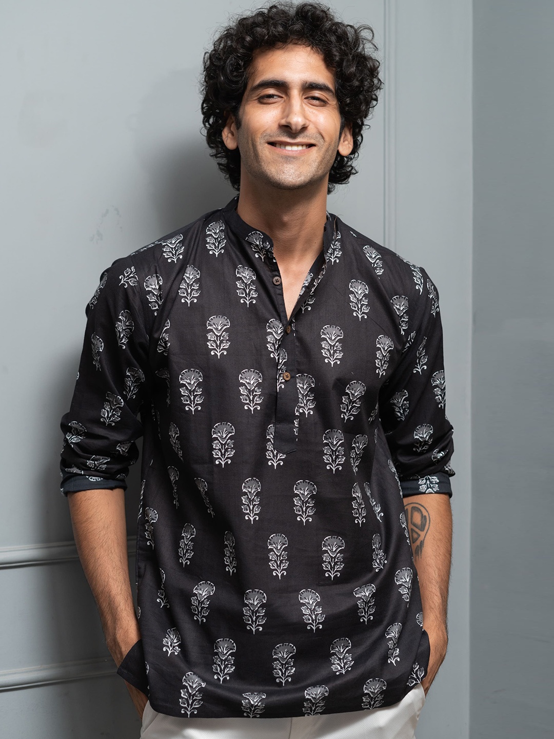 

Shasak Floral Printed Mandarin Collar Cotton Short Kurta, Black