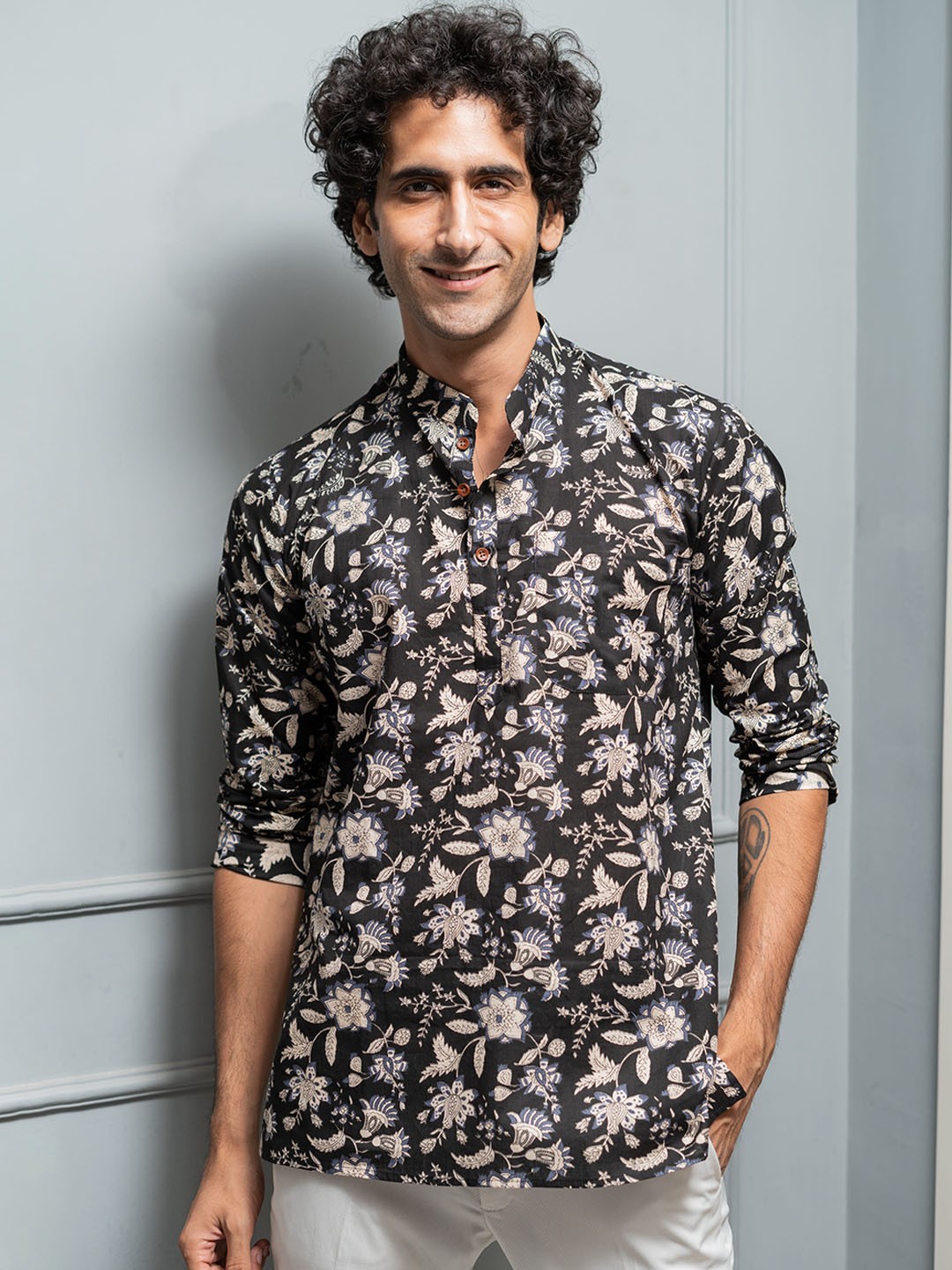 

Shasak Floral Printed Mandarin Collar Cotton Short Kurta, Black