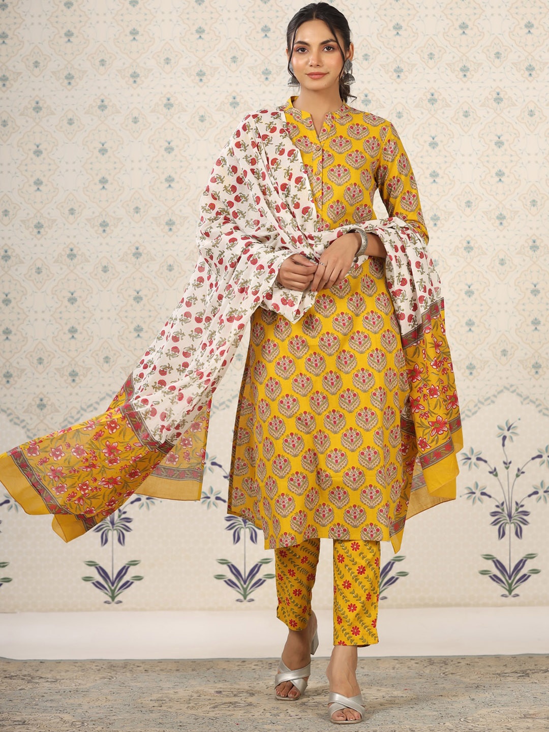 

Ode by House of Pataudi Mandarin Collar Floral Printed Regular Pure Cotton Kurta Set, Yellow