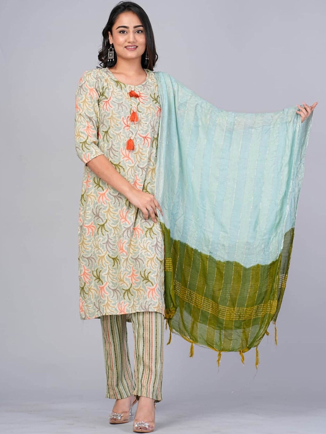 

AARYAHI Women Floral Printed Regular Kurta With Trousers & Dupatta, Green