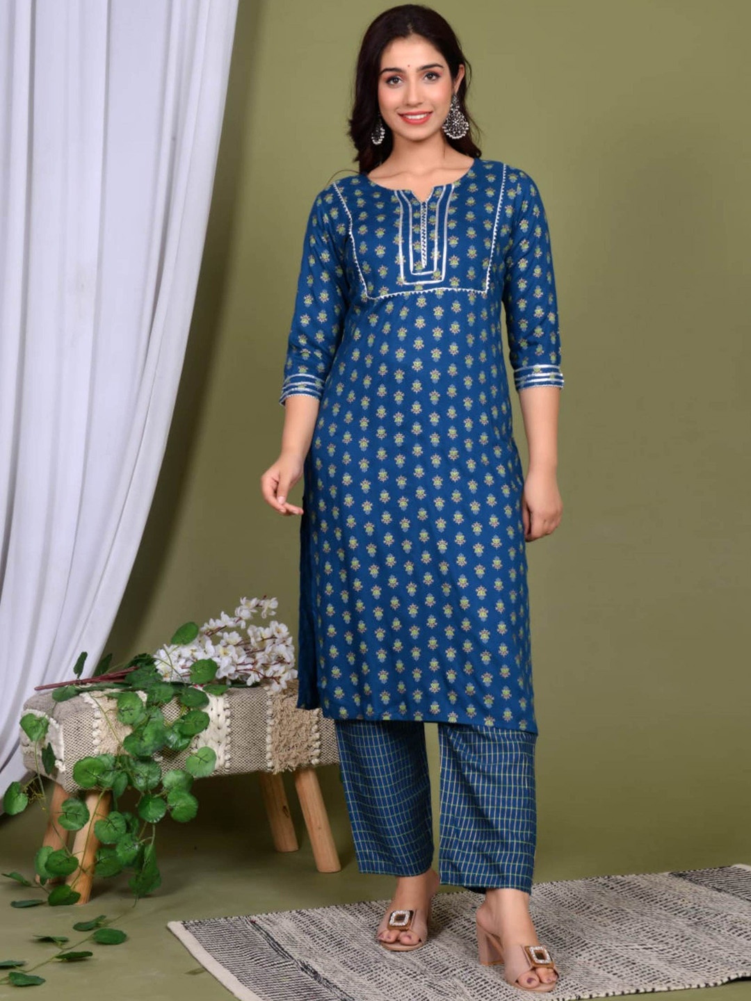 

AARYAHI Women Floral Printed Regular Gotta Patti Kurta with Trousers, Blue