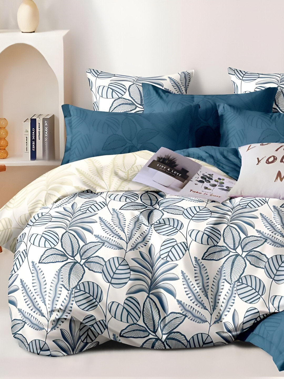 

JUBILANT HOME FASHION Blue & White Floral 210 TC King Bedsheet with 2 Pillow Covers