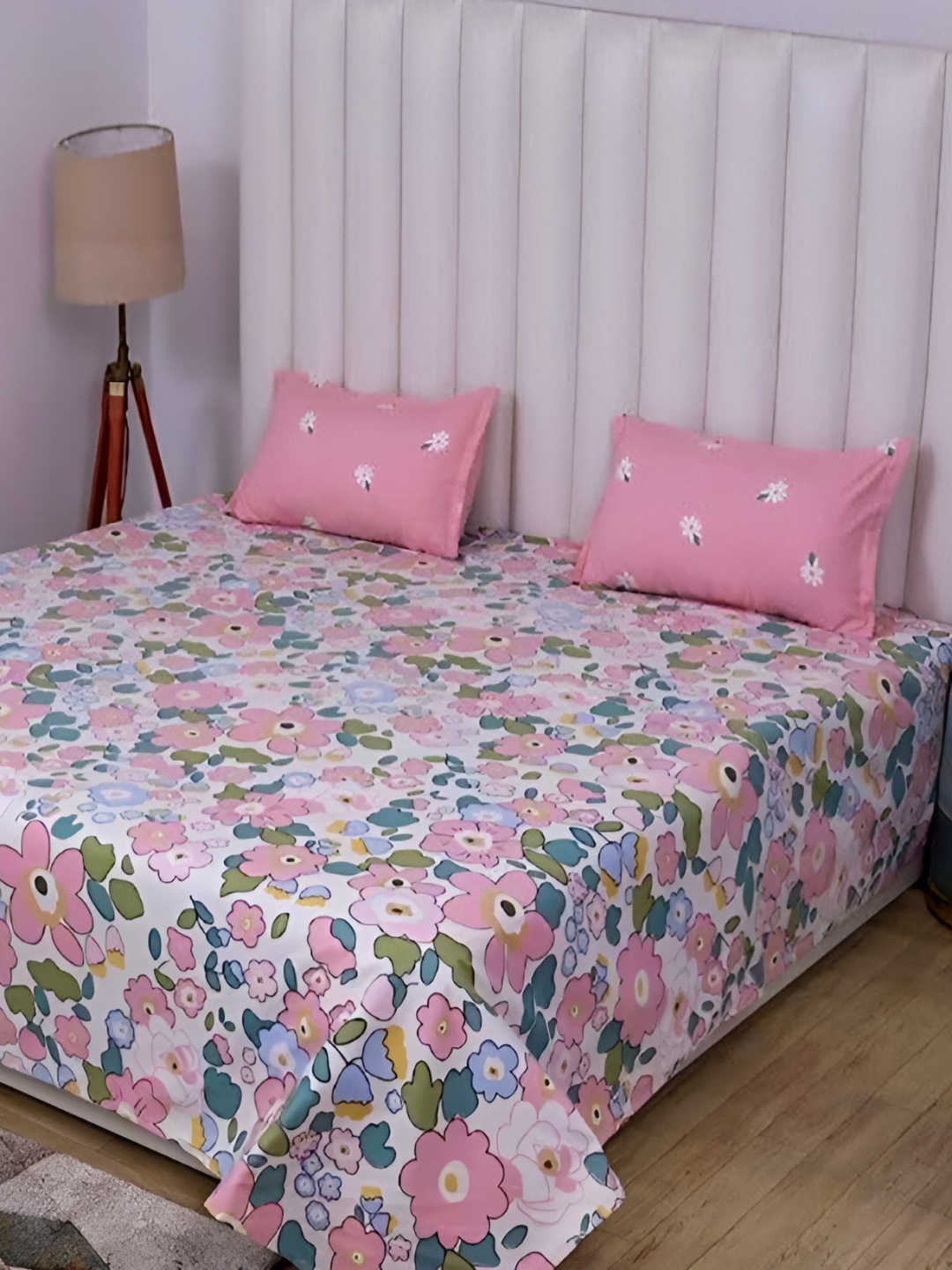 

JUBILANT HOME FASHION Pink & Green Floral 210 TC King Bedsheet with 2 Pillow Covers