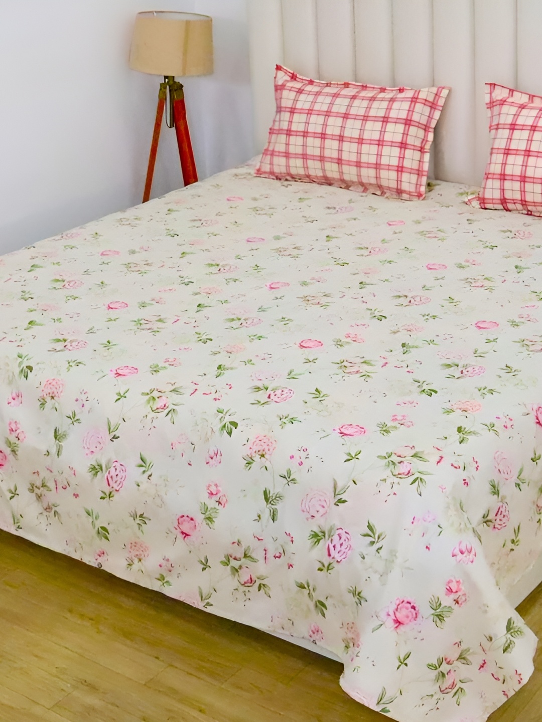 

JUBILANT HOME FASHION Cream & Pink Floral 210 TC King Bedsheet with 2 Pillow Covers