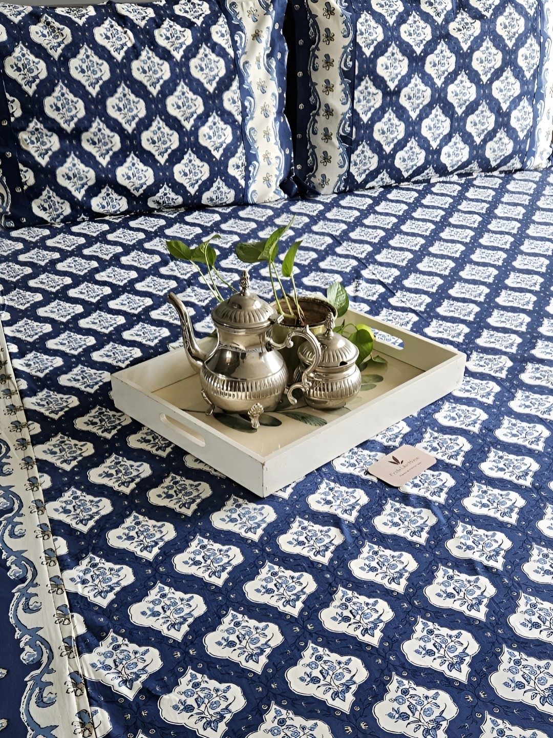 

Feels Like Home Blue & White Geometric 210 TC Cotton King Bedsheet with 2 Pillow Covers