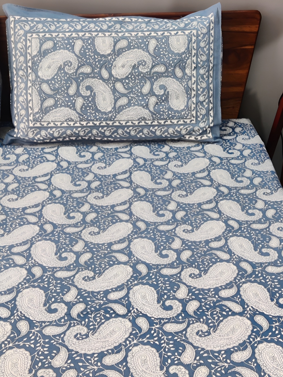 

Feels Like Home Blue Ethnic Motifs Cotton 180 TC King Bedsheet with 2 Pillow Covers