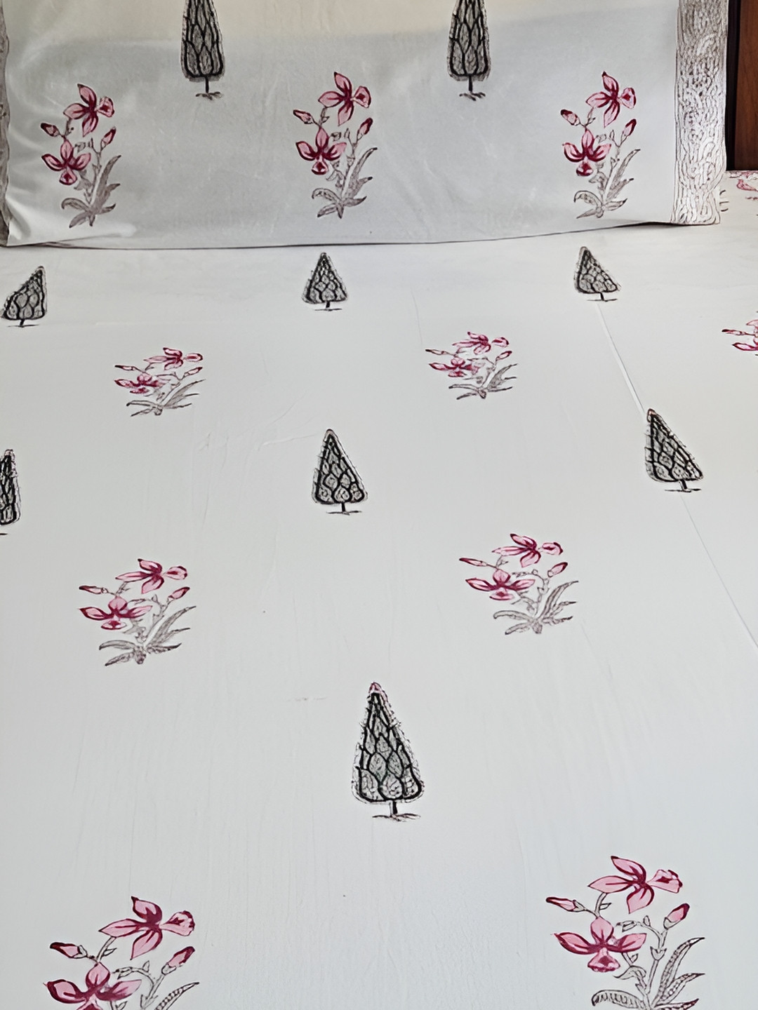 

Feels Like Home Pink & White Floral 300 TC Cotton King Bedsheet with 2 Pillow Covers