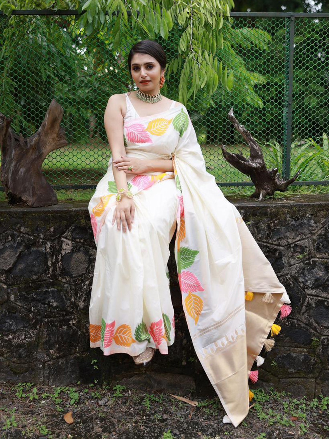

FABIAN FASHION Woven Design Zari Silk Cotton Banarasi Saree, White