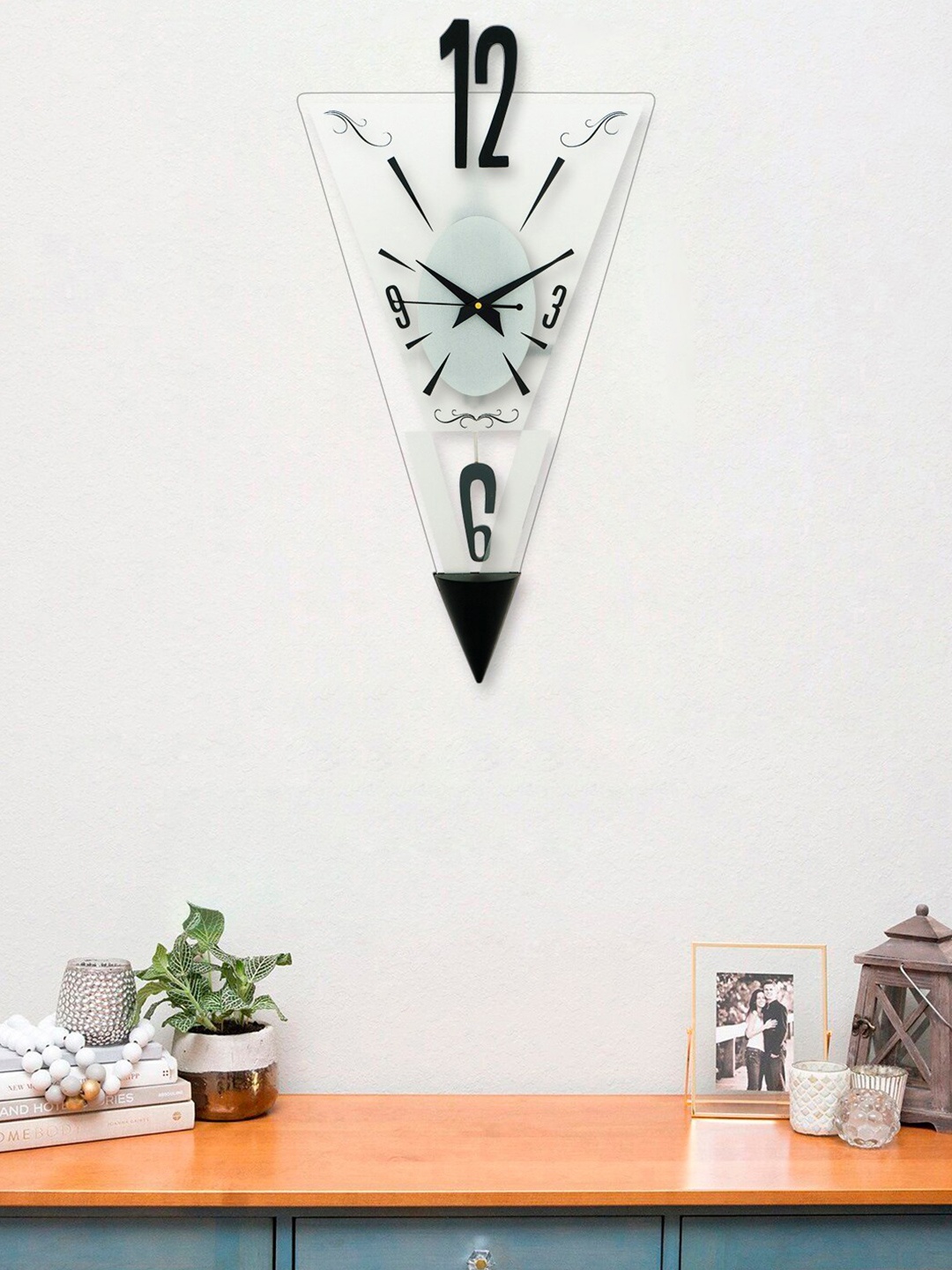 

Craft Smith Black & White Abstract Shaped Traditional Wall Clock