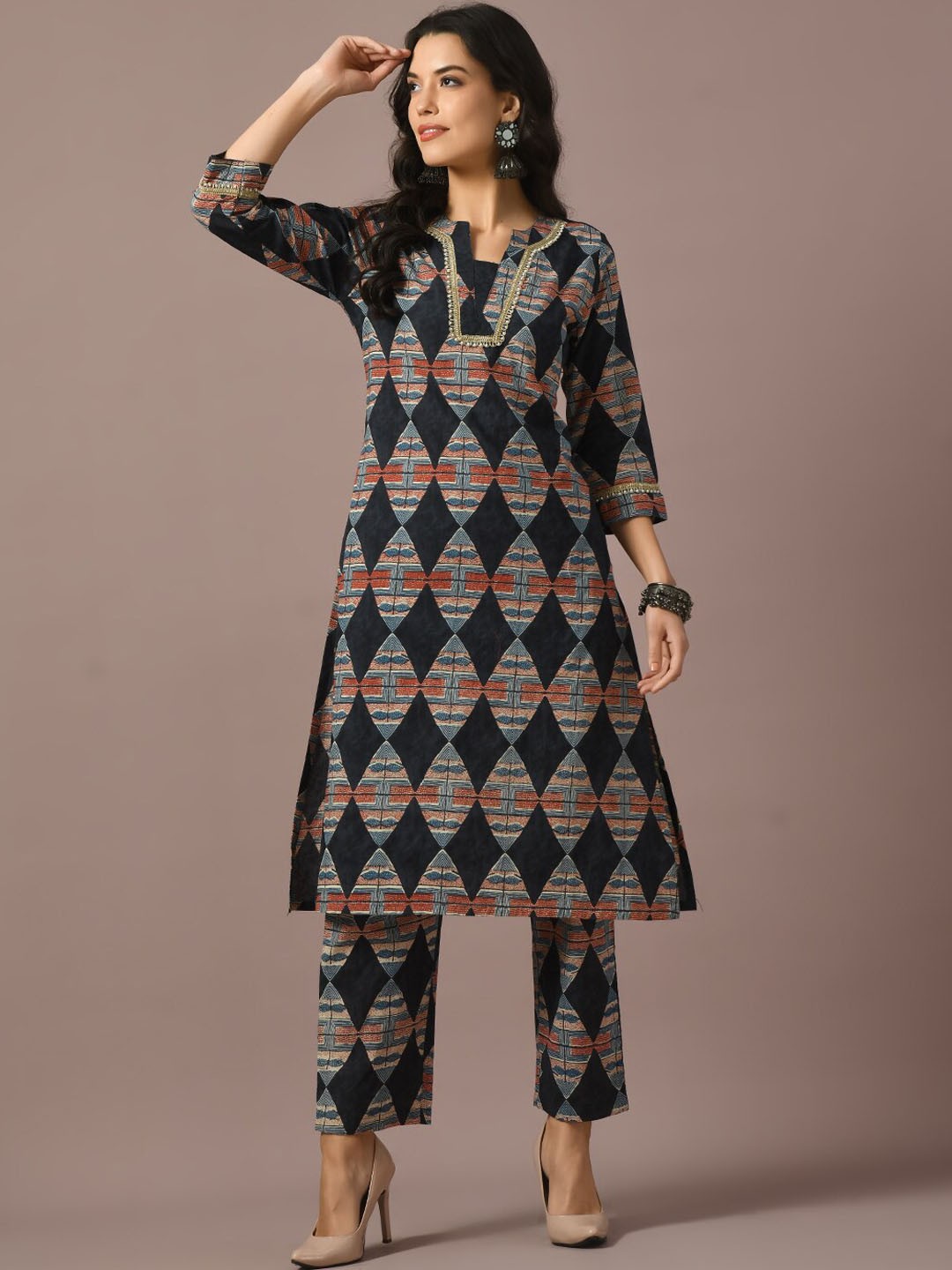 

Sangria Abstract Printed Pure Cotton Straight Kurta & Trousers, Black