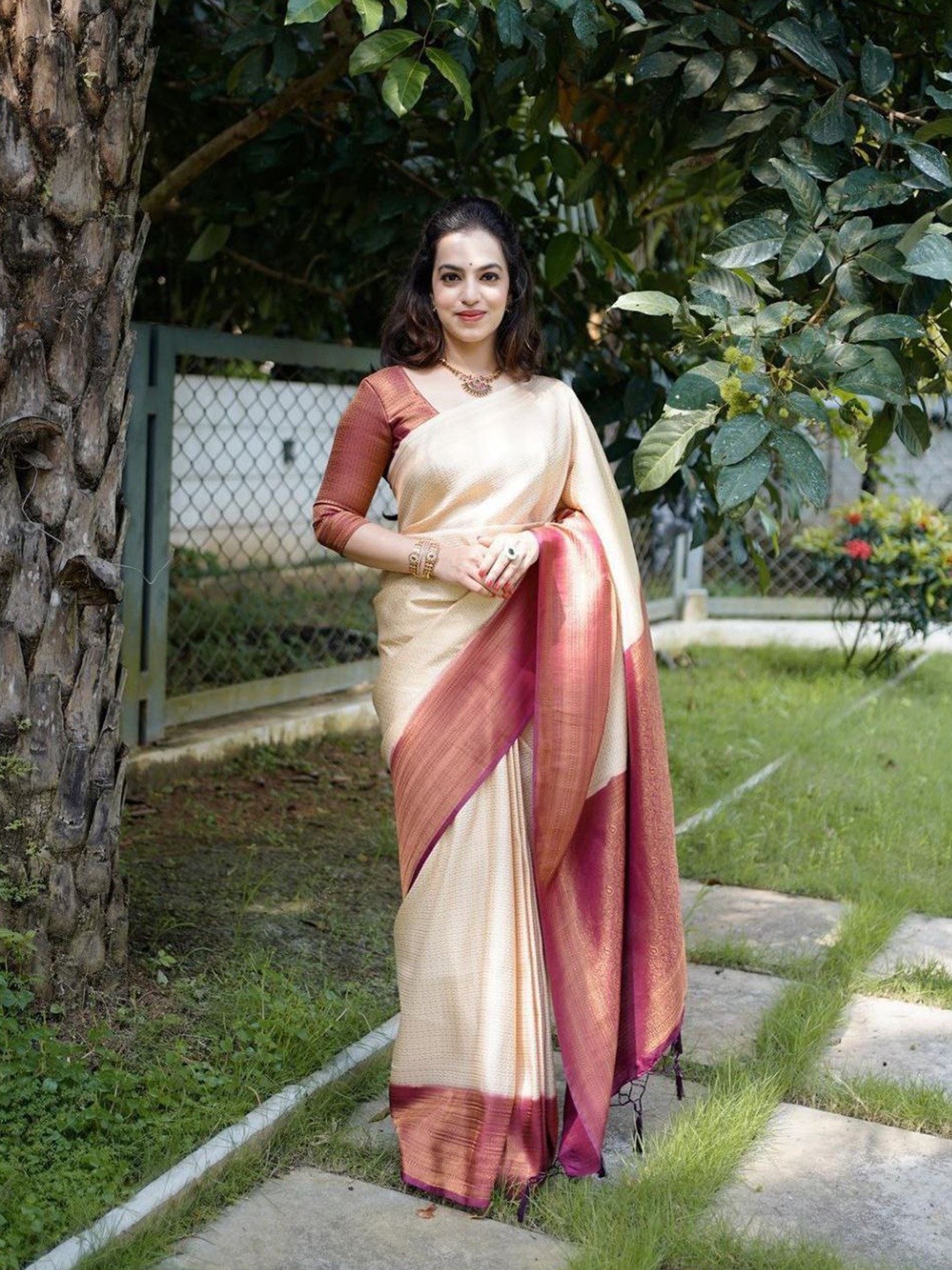 

KALINI Ethnic Motifs Woven Design Zari Banarasi Saree, Cream