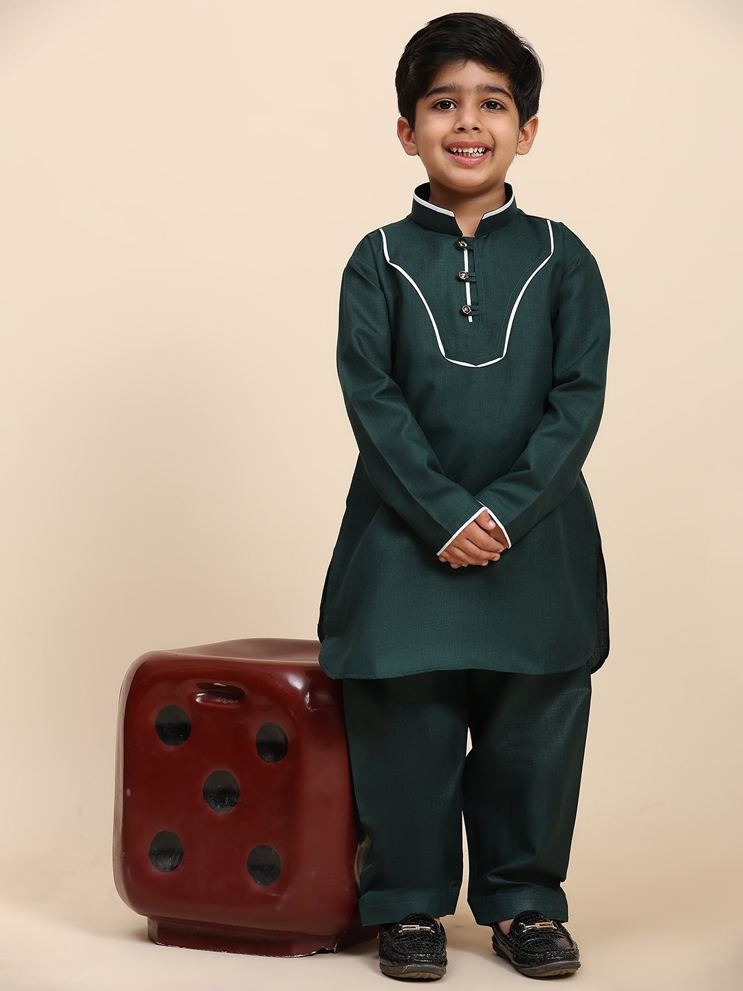 

Pro-Ethic STYLE DEVELOPER Boys Yoke Design Regular Thread Work Kurta with Pyjamas, Green