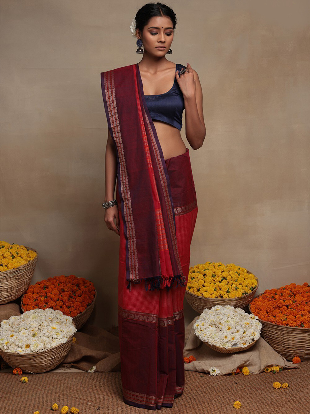 

Sutra Art of Clothing Checked Pure Cotton Saree, Red
