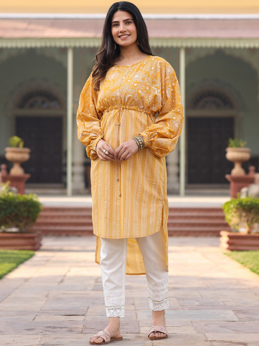 

Juniper Round Neck Floral Printed Regular Kurta with Trousers, Yellow