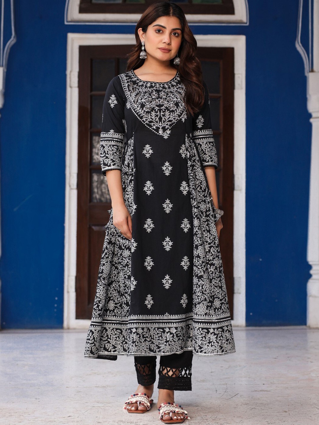 

Juniper Ethnic Motifs Embroidered Empire Thread Work Kurta with Trousers, Black