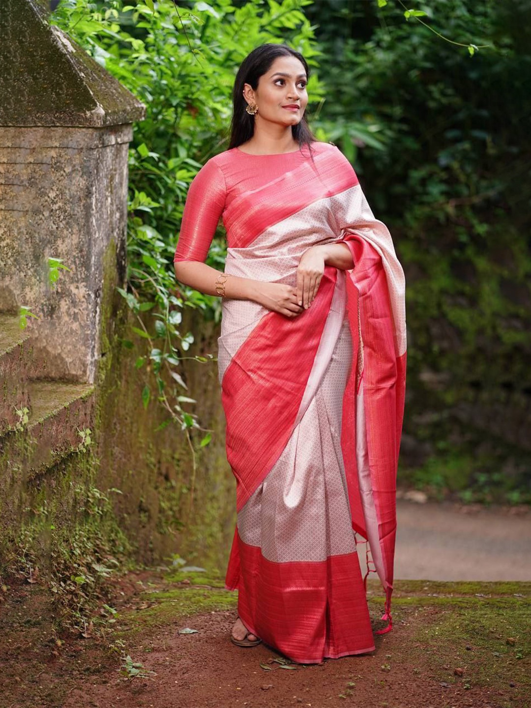 

KALINI Ethnic Motifs Woven Design Zari Banarasi Saree, Off white