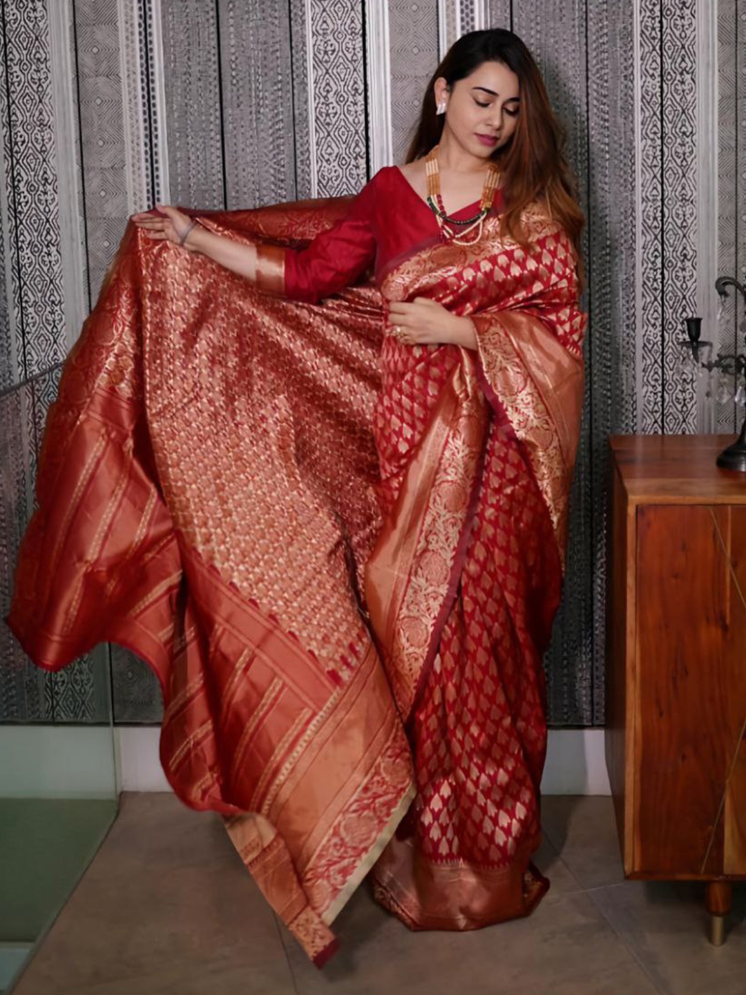 

KALINI Ethnic Motifs Woven Design Zari Banarasi Saree, Red