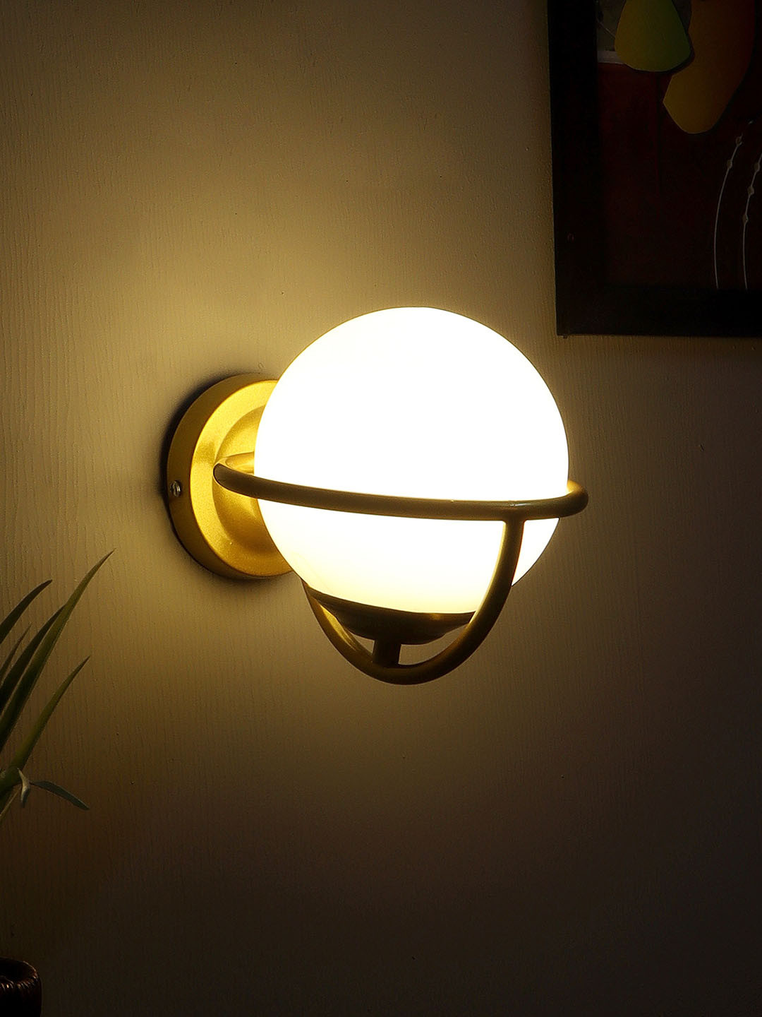 

decorativeray Gold-Toned & White Abstract Shaped Metal Wall Lamp