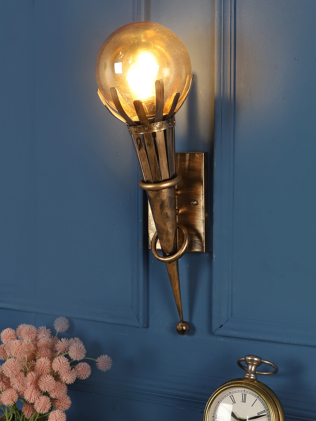 

decorativeray Gold-Toned Abstract Shaped Iron Wall Lamp