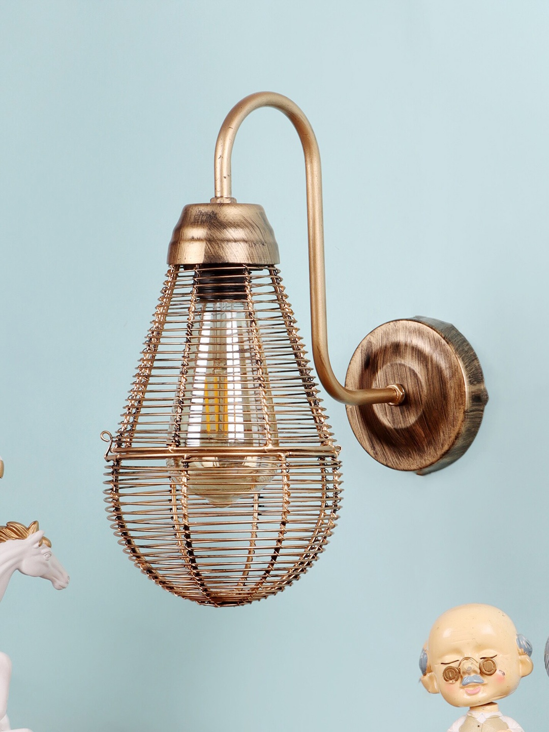 

decorativeray Gold-Toned & White Textured Abstract Shaped Iron Wall Lamp