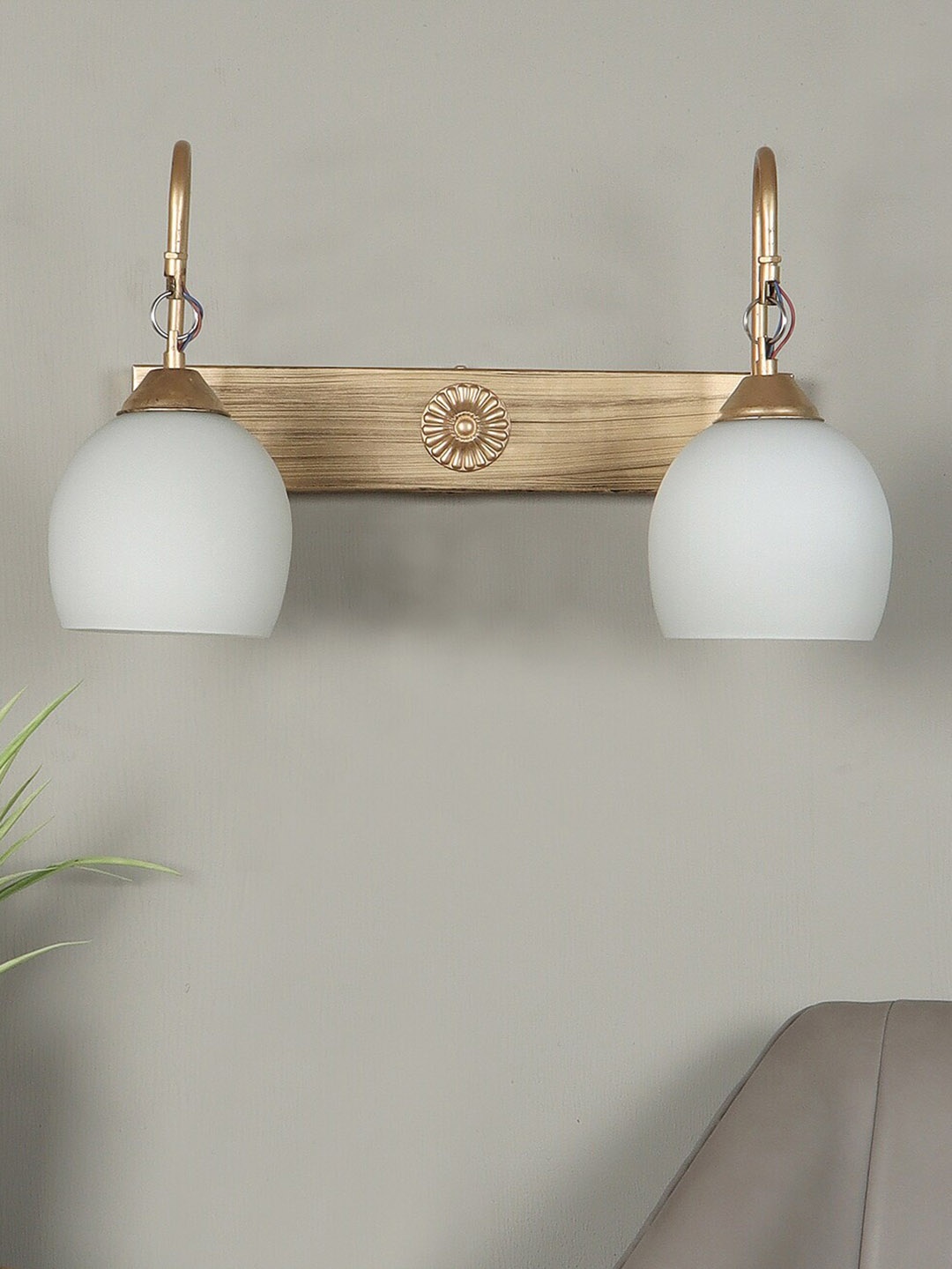 

decorativeray Gold Toned & White Metal Wall Lamp