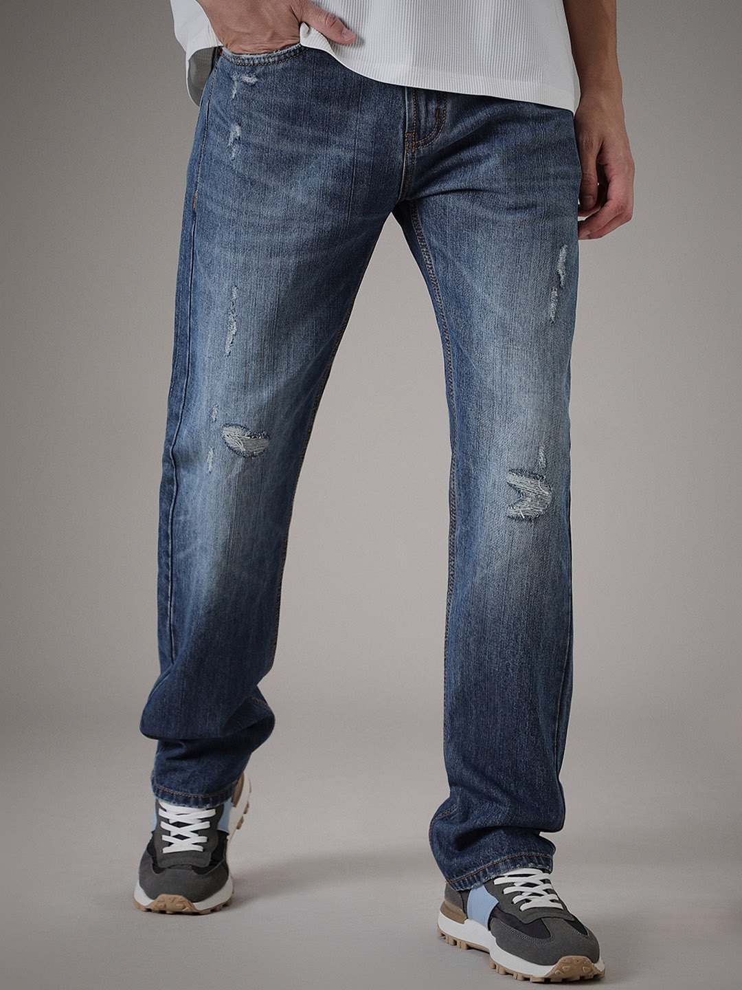 

Banana Club Men Jean Straight Fit Mildly Distressed Light Fade Jeans, Blue