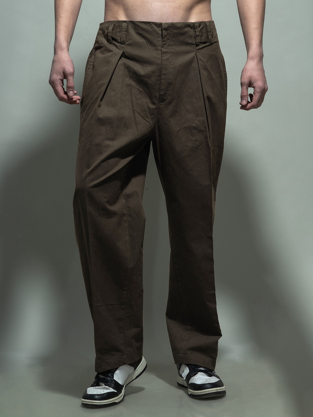 

UNRL Men Pure Cotton Loose Fit High-Rise Pleated Regular Trousers, Brown