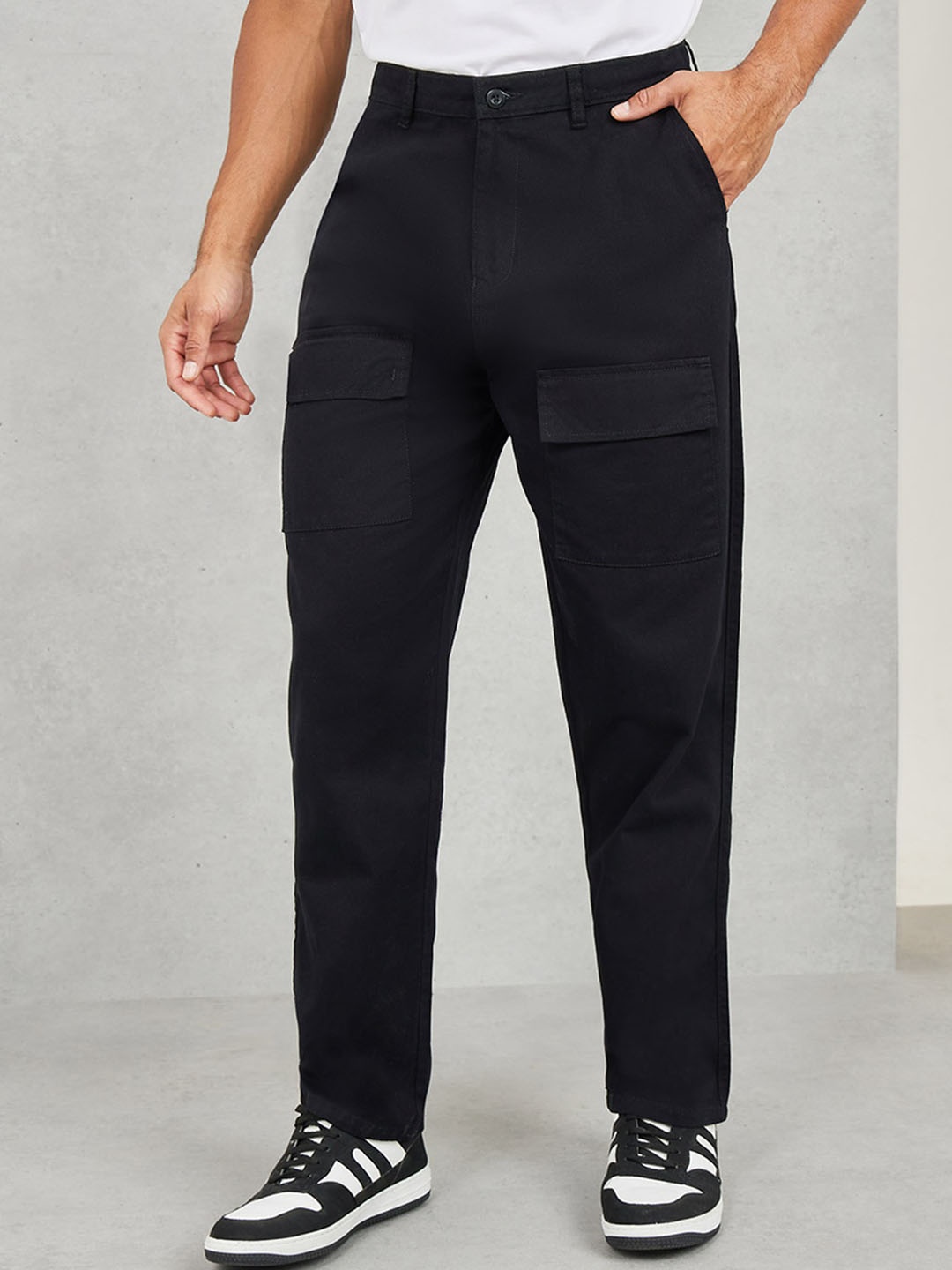 

Styli Men Black Regular Fit Mid-Rise Cargos