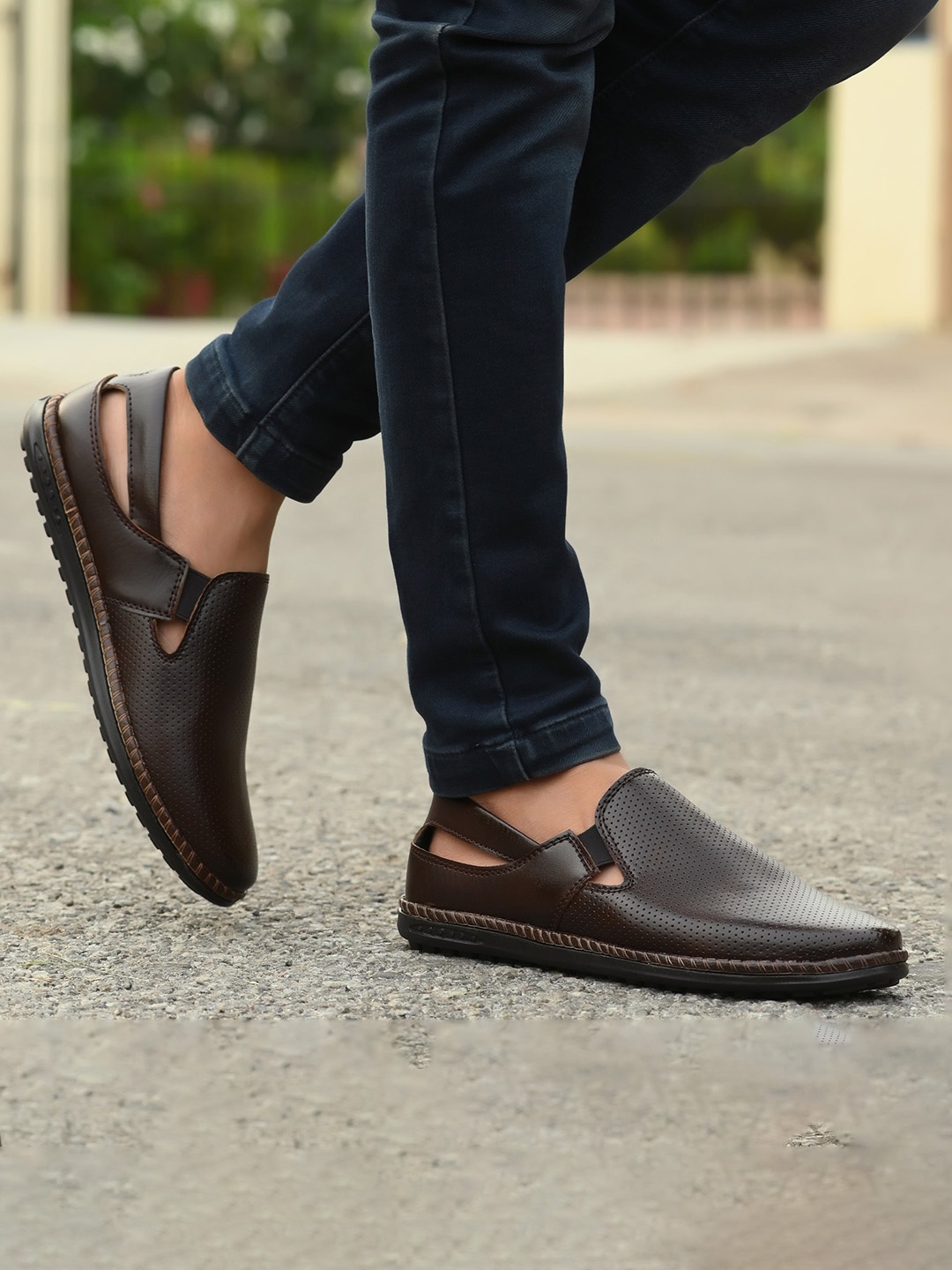 

Vellinto Men Textured Lightweight Clogs, Brown
