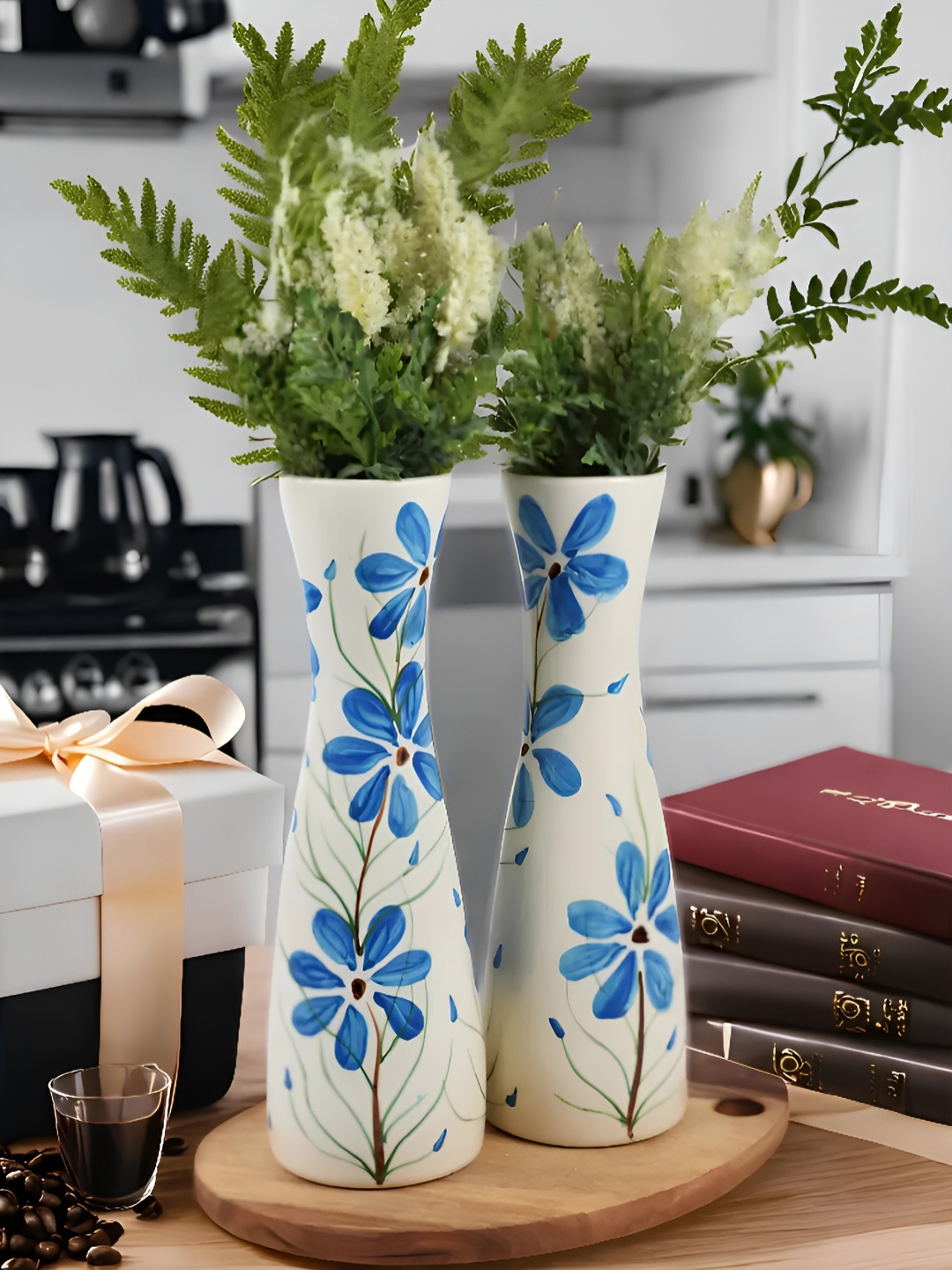 

Kaolinite Blue & White 2 Pieces Flower Printed Ceramic Flower Vase