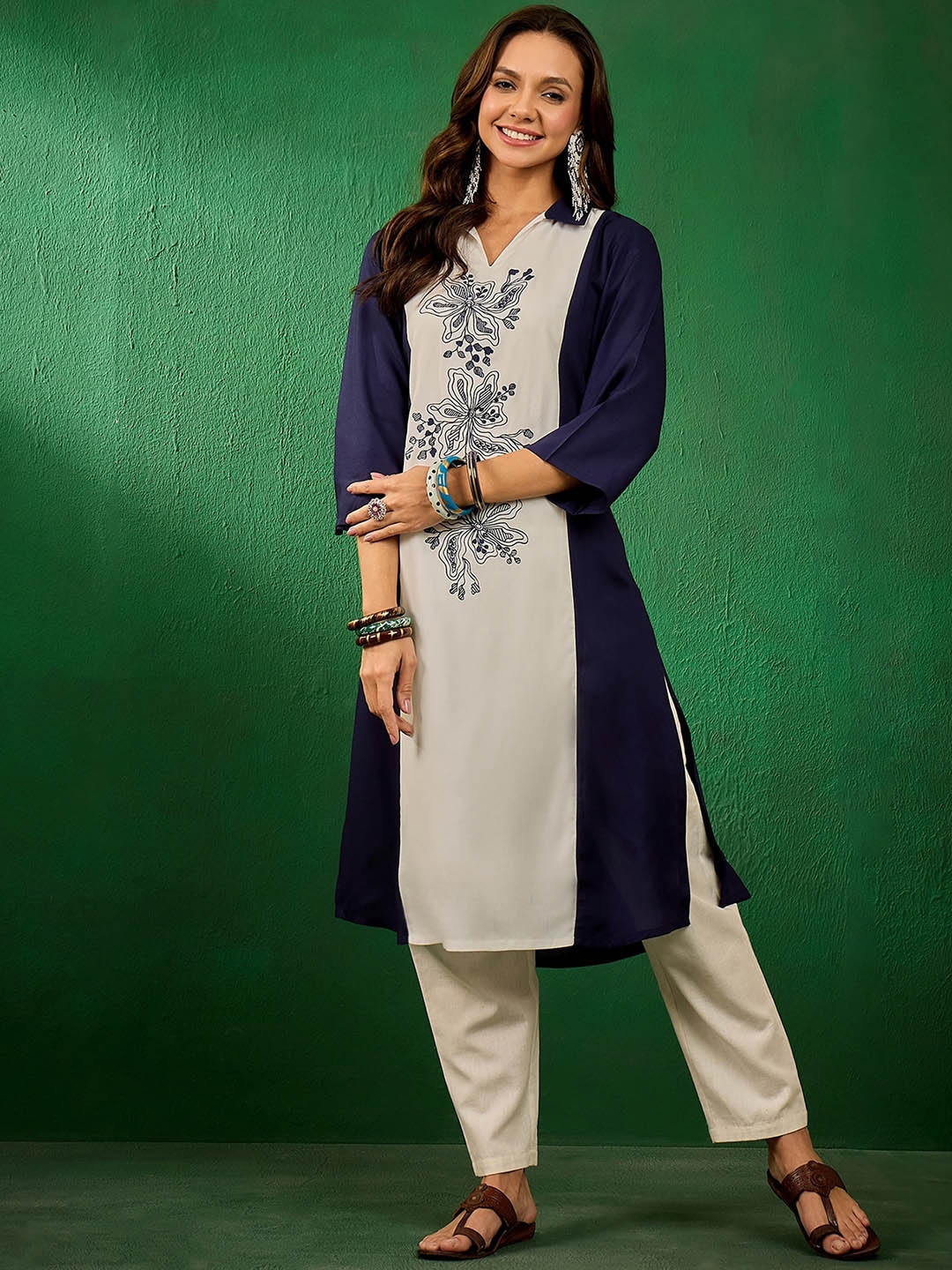 

Vastramyaa Colourblocked Embroidered Spread Collar Straight Kurta, Navy blue
