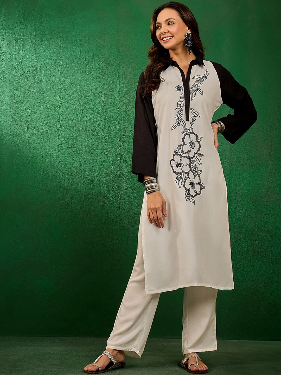 

Vastramyaa Quirky Embroidered Straight Kurta, Black